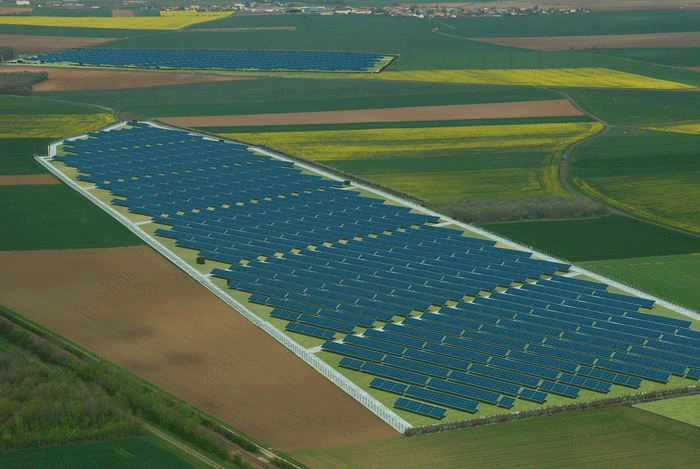 survol d'un champs de panneaux solaires